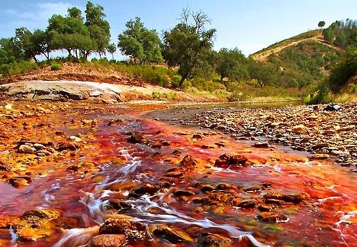 Воды реки Рио-Тинто из-за большой концентрации металлов имеют красный цвет